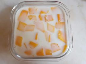 搅拌一下，让芒果丁分布均匀。放入冰箱冷藏2小时以上切块食用即可。