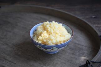 将米饭放在个较大的容器里，磕入一个鸡蛋，将鸡蛋和米饭抓匀备用。
