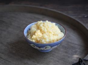 将米饭放在个较大的容器里，磕入一个鸡蛋，将鸡蛋和米饭抓匀备用。
