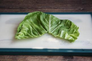 包菜掰成一片一片的，切除硬的梗。