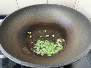 热锅凉油，放入葱花，炒出香味。