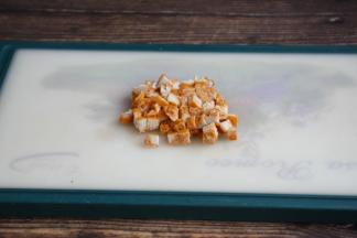 将蒸烤鸡胸肉切成小丁。 太阳谷冬阴功风味蒸烤鸡胸肉是即食食品。