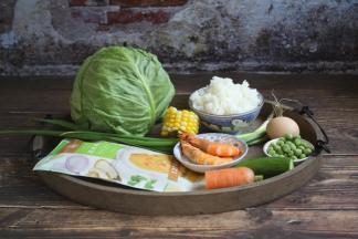 准备主要食材：包菜、蒸烤鸡胸肉、鲜虾、胡萝卜、黄瓜、豌豆、玉米、火腿、鸡蛋、米饭、韭菜。