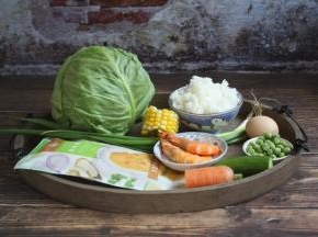 准备主要食材：包菜、蒸烤鸡胸肉、鲜虾、胡萝卜、黄瓜、豌豆、玉米、火腿、鸡蛋、米饭、韭菜。