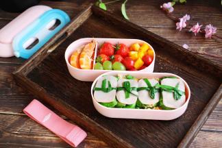 最后将便当盒整理好，放上冷冻好的保鲜包，系上便当盒的松紧带就ok了。