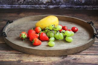 便当盒除了包菜饭以外，还需要准备一些时令水果。
