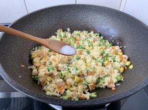 放入适合个人口味的盐调味，盛出备用。