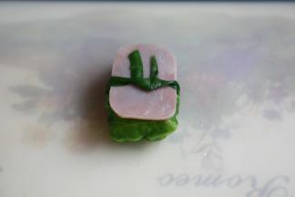 放上火腿片，用韭菜系上，装饰一下，包菜饭做了好了。