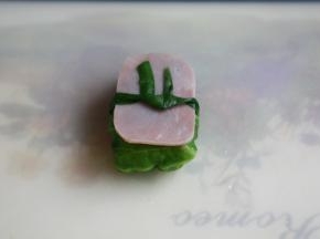 放上火腿片，用韭菜系上，装饰一下，包菜饭做了好了。