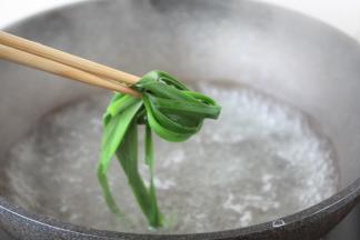 韭菜焯水，焯水后过凉水，沥干水分备用。
