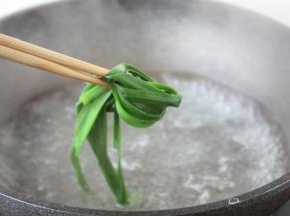 韭菜焯水，焯水后过凉水，沥干水分备用。