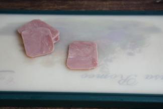 将火腿切成片备用。