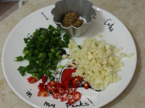 准备好原材料、香葱等切碎。