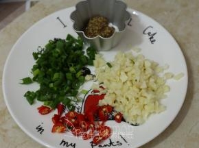 准备好原材料、香葱等切碎。