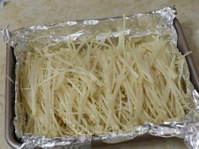 金针菇铺在烤盘的底层。