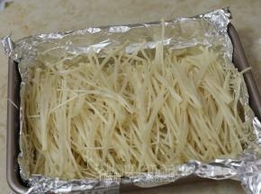 金针菇铺在烤盘的底层。