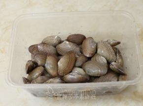 花蛤清洗干净。