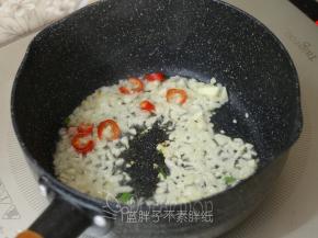 锅中加入油，中小火加热，放入蒜蓉和辣椒爆香。