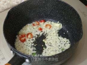 锅中加入油，中小火加热，放入蒜蓉和辣椒爆香。