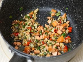 加入切碎的脆皮肠，拌匀即可。