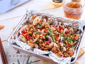 烤好的花蛤金针菇就可以开吃啦。