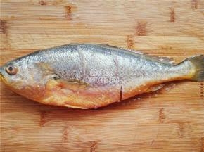 首先清洗黄鱼去鳃去内脏（我买的处理好了），涂抹上少许盐让鱼肉入味。