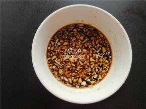 在蒸鱼过程中，我们来制作酱汁，把蒜瓣切成蒜末放入碗中，倒入蒸鱼豉油，生抽，米醋，白砂糖混合均匀备用。