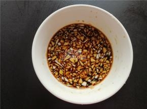 在蒸鱼过程中，我们来制作酱汁，把蒜瓣切成蒜末放入碗中，倒入蒸鱼豉油，生抽，米醋，白砂糖混合均匀备用。