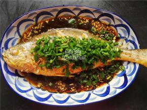 把小葱洗净切葱花，撒在鱼身上等热油浇之，葱花越来越香。