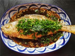 把小葱洗净切葱花，撒在鱼身上等热油浇之，葱花越来越香。