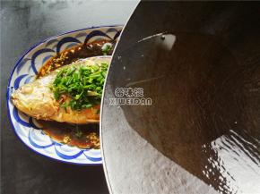 热锅倒入适量的食用油烧制6-7成热，浇入葱花和鱼身上即可。