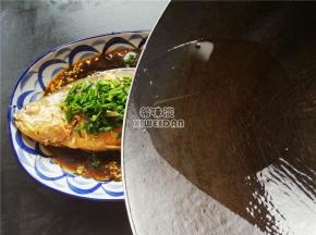 热锅倒入适量的食用油烧制6-7成热，浇入葱花和鱼身上即可。