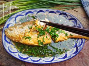 鱼肉沾下酱汁入口咸鲜，鱼肉肉如蒜瓣，脆嫩比淡水鱼好！一定要学做到这菜，试过才知道美味哦！