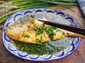 鱼肉沾下酱汁入口咸鲜，鱼肉肉如蒜瓣，脆嫩比淡水鱼好！一定要学做到这菜，试过才知道美味哦！