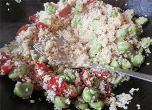 梗米要提前清洗浸泡半小时，倒入锅中跟其他食材一起翻炒，倒入点盐翻炒均匀。