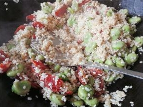 梗米要提前清洗浸泡半小时，倒入锅中跟其他食材一起翻炒，倒入点盐翻炒均匀。