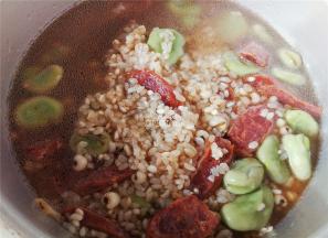 倒入适量的清水在高压锅中，加盖煮制上气，根据食材量控制时间。