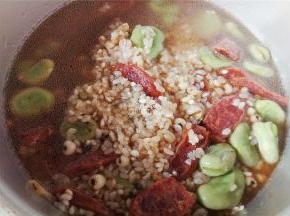 倒入适量的清水在高压锅中，加盖煮制上气，根据食材量控制时间。