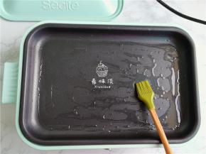 把面糊放一边静置片刻，备个不粘的平底锅，我选了多功能不粘煎盘，倒入少许食用油。