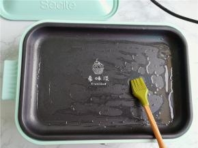 把面糊放一边静置片刻，备个不粘的平底锅，我选了多功能不粘煎盘，倒入少许食用油。