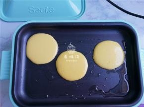 把面糊装入裱花带中，锅热后，就把面糊挤入盘中，一个小圆饼形状。