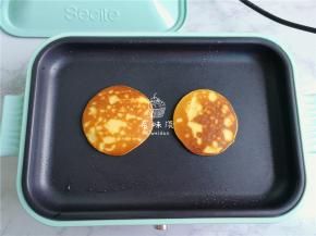 锅中松饼煎制一会就出现密集的泡泡，就可翻面继续煎制，全程要小火不然易煎焦。