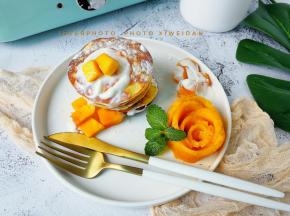 这样松饼很美味，孩子早上能吃一盘，我给旁边还搭配了点水果，营养更加均衡了，也可配一杯牛奶或者豆浆，保证吃的饱饱，活力十足。