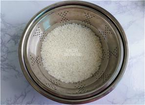 首先把糯米洗净，浸泡30分钟-1小时。