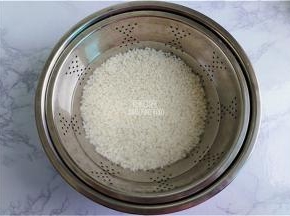 首先把糯米洗净，浸泡30分钟-1小时。