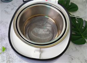 给这款电饭煲装入甑子，这个可是传统我们蒸饭的做法。