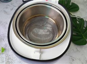 给这款电饭煲装入甑子，这个可是传统我们蒸饭的做法。