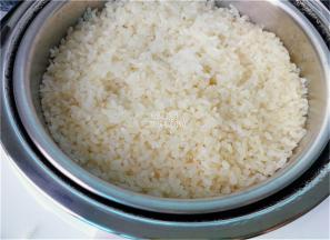 糯米饭蒸制出来，粒粒Q弹饱满，口感特好