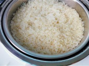 糯米饭蒸制出来，粒粒Q弹饱满，口感特好