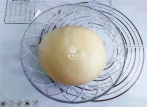 把揉好的面团放入盆中，放入冰箱冷藏发酵，也会发到二倍大。